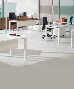 01.02.02 Mesas de oficina autónomas Est. metálicas