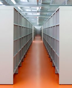 01.05.02 Estanterías fijas metálicas de depósito